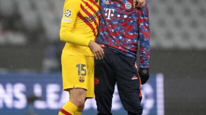 The hug between Lenglet and Lewandowski is the target of criticism!