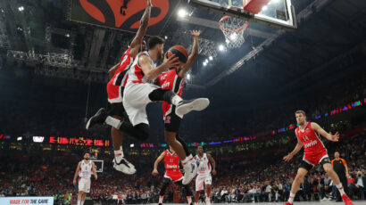 Olympiacos center suffered a hard defeat from Efes!