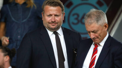 The Manchester United CEO sat down with the fans in the pub for a beer!