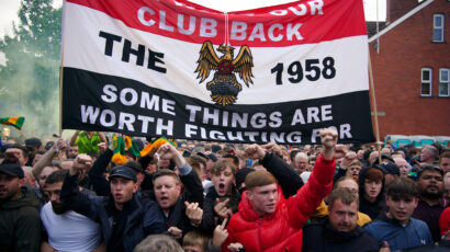 A CLEAR MESSAGE TO THE GLAZERS: Thousands of people in front of the United stadium forced the owners out of the club! (VIDEO)