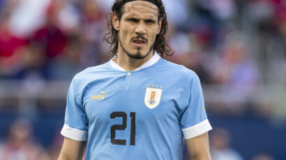 Edinson Cavani officially in Valencia