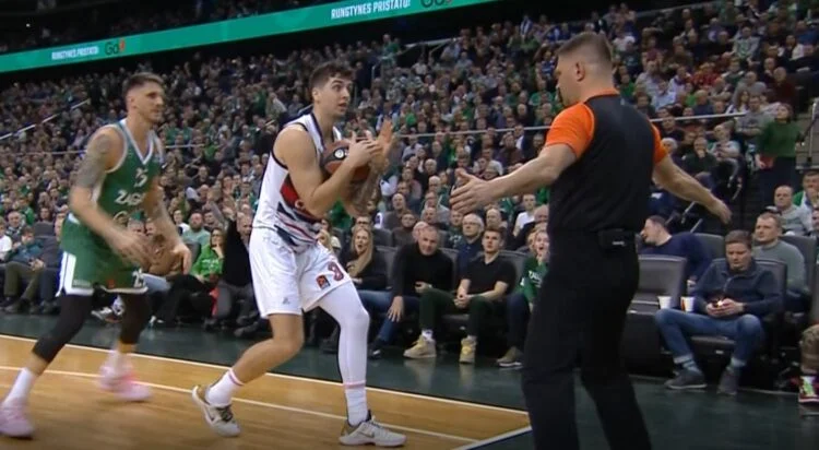 What happened here? A basketball player from Baskonia forgot he is not playing in the NBA league (VIDEO)
