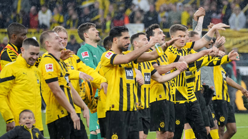 Borussia Dortmund defeated Eintracht with 4:0 and took first place!