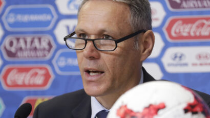 VAN BASTEN AFTER DERBY INTERRUPTION: Empty stadiums are not an option, let it be 5-0 for Feyenoord!