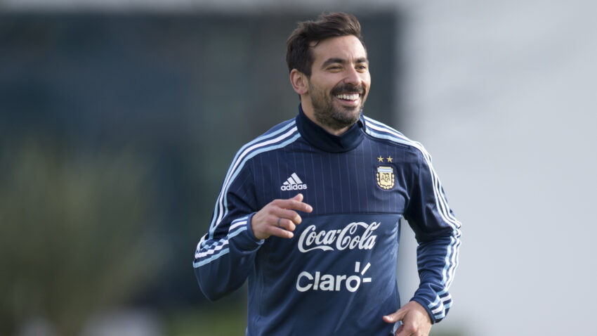 Argentinian media reports that former PSG player Ezequiel Lavezzi was stabbed in Uruguay - However, the family has a different version of the story