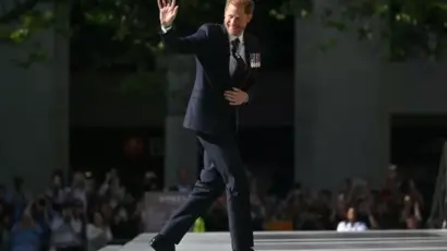 Prince Harry cuts lonely figure at St Paul’s Cathedral for Invictus Games service after family snub