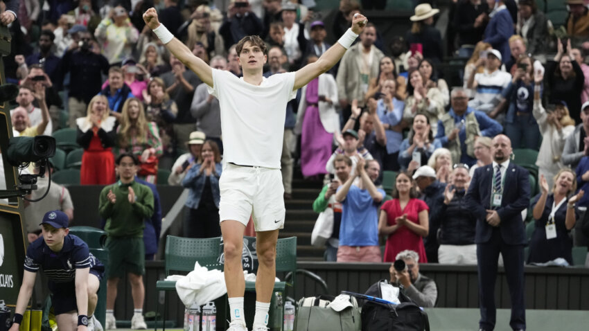 Britain’s Draper seizes spotlight after Murray misery