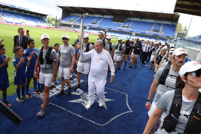 Stage 54 — Olympic Torch Relay — The torch hits the gold in Yonne