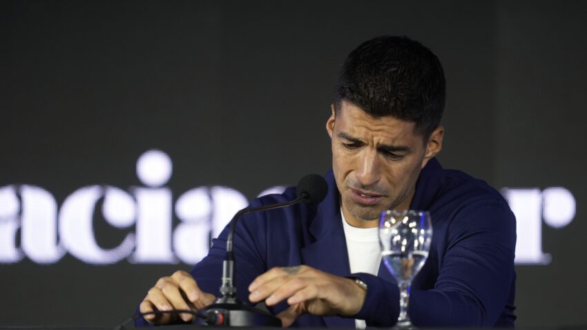 Suarez announces Uruguay retirement