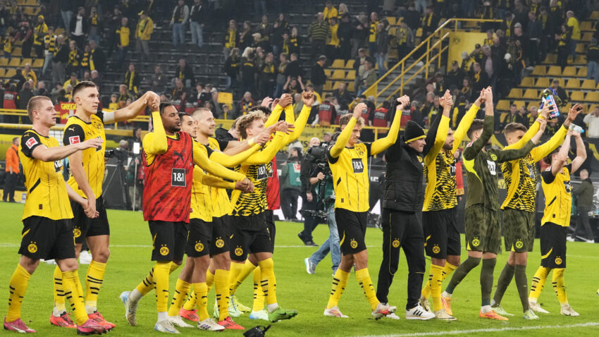 Borussia Dortmund secure late win against St. Pauli