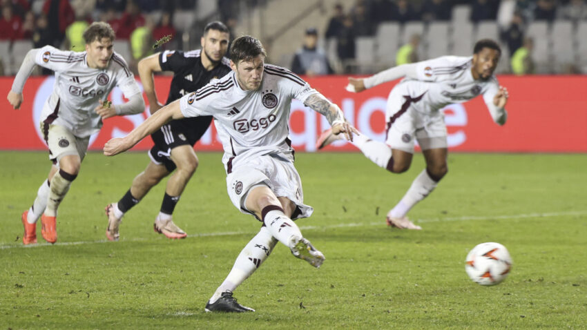 Ajax host Lazio in top clash 