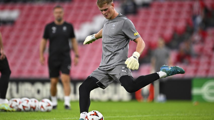 Spurs sign goalkeeper Kinsky