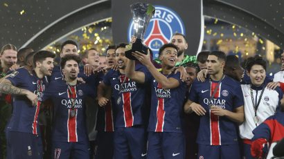 Paris St Germain lift Super Cup