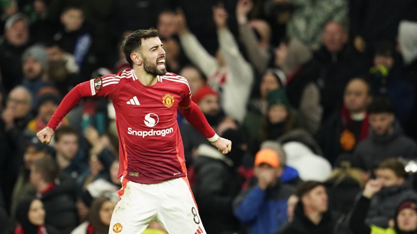 Bruno Fernandes gives United late win at Old Trafford