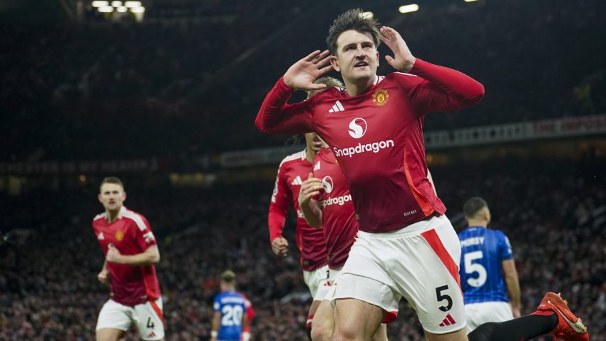 10-men Manchester United beat Ipswich Town