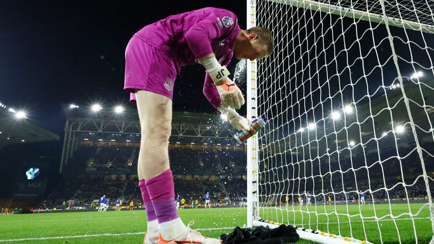 Everton look to extend unbeaten run as West Ham seek stability