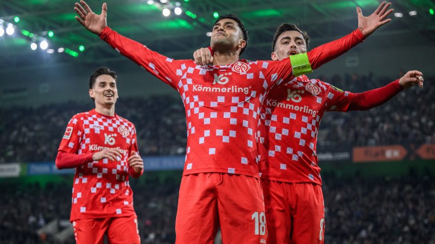 Mainz put three past Gladbach to keep up Champions League tilt