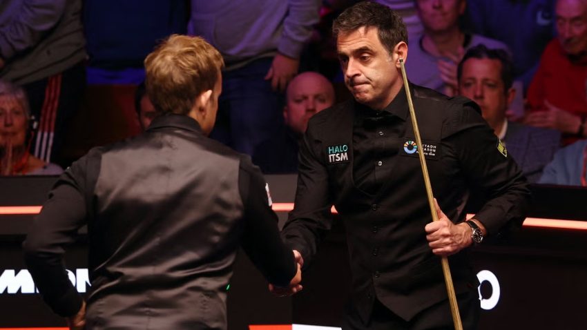 O’Sullivan returns to Crucible with slim lead over Carter