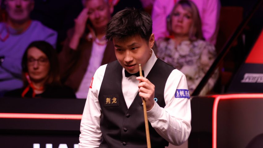 Zhao Xintong takes control in Crucible Final against Williams