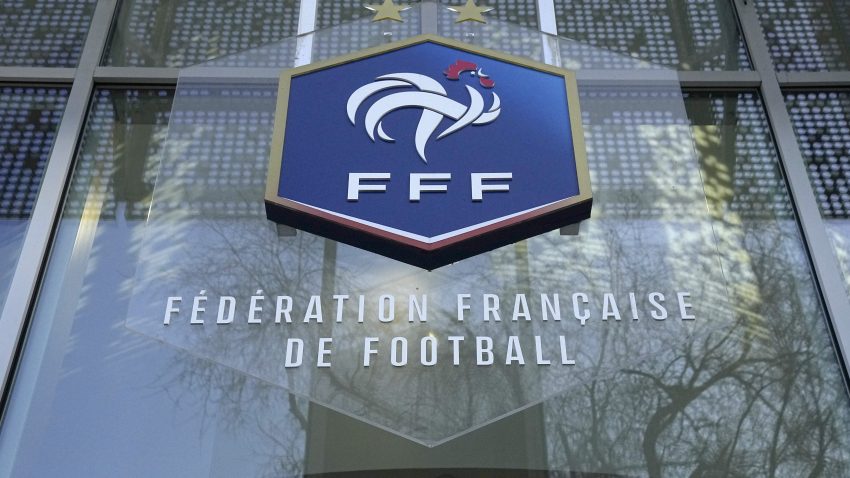 France considers play-off format to decide Ligue 1 champion