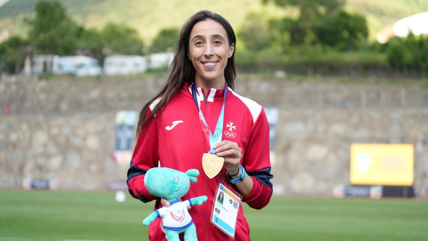 Gina McNamara retains gold in 800 meters