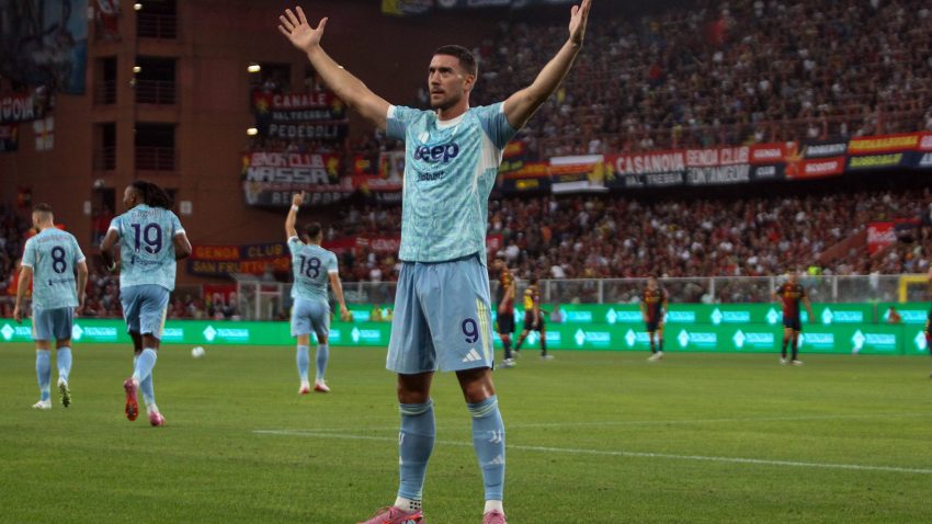 Vlahovic scores late winner as Juventus beat tough Genoa side