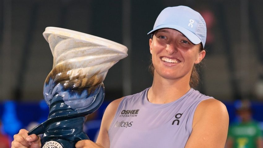Iga Swiatek battles past Paolini to win Cincinnati title