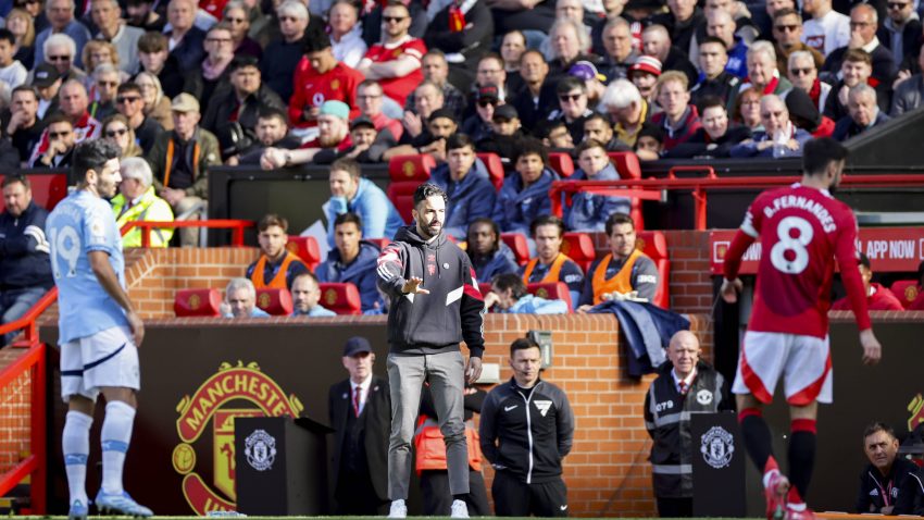 Manchester rivals meet in crucial early clash
