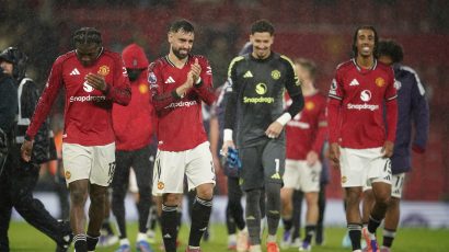 Two red cards in rain-soaked match as United edge Chelsea