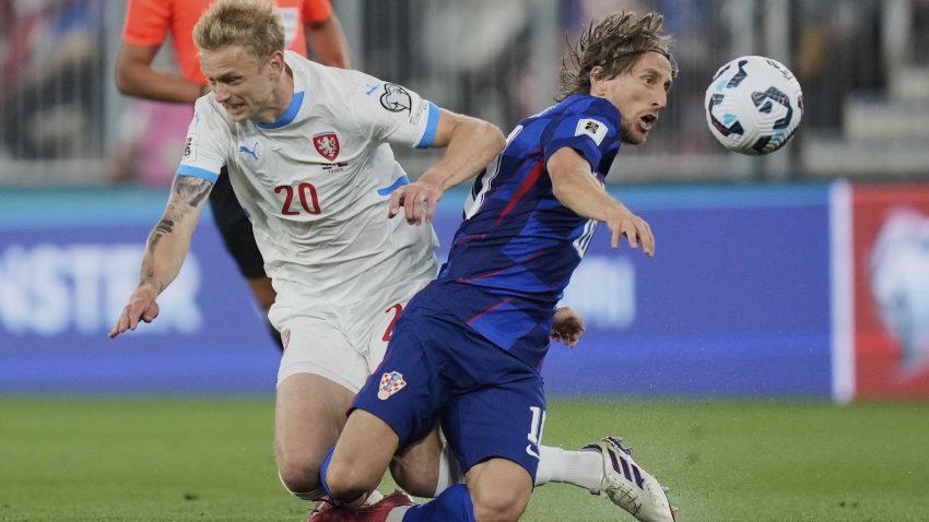 Top spot at stake as Czech Republic face ruthless Croatia