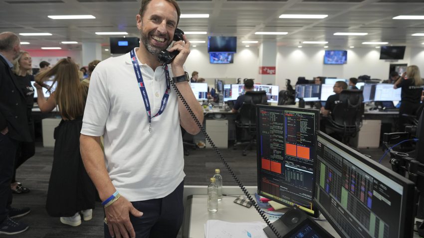 Man Utd considering going SOUTH ! Gareth Southgate open for discussions