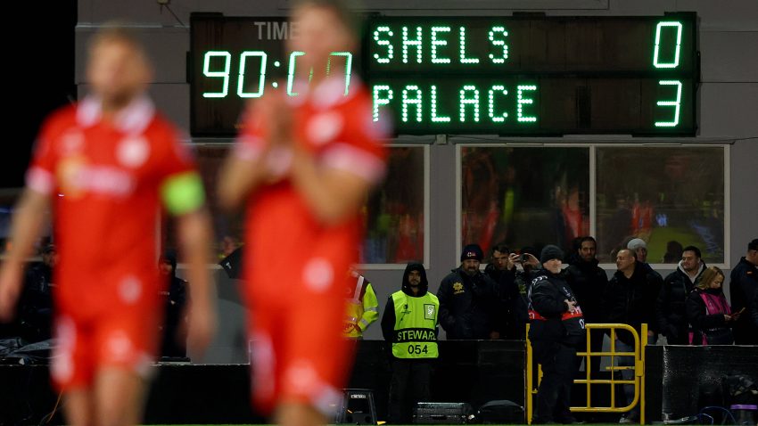 Crystal Palace cruise to victory to close in on top eight