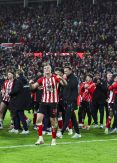 Sunderland celebrate early Christmas with narrow win against Newcastle