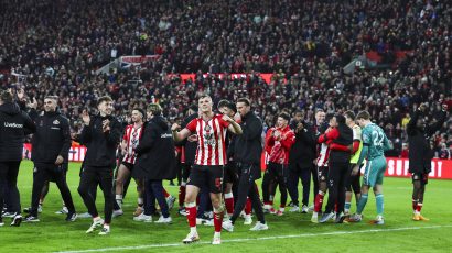 Sunderland celebrate early Christmas with narrow win against Newcastle