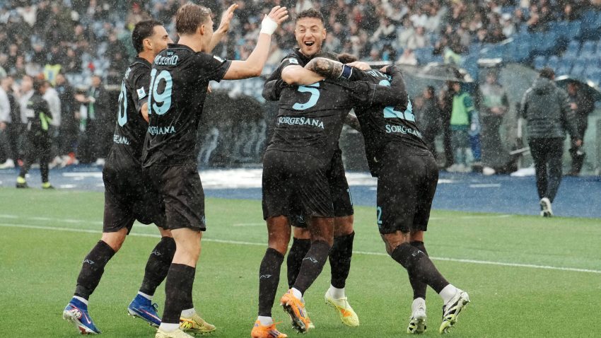 Napoli impress in Rome to keep title push alive