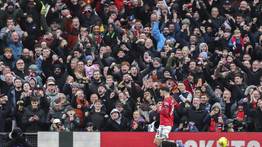 Manchester United beat Tottenham to extend winning run