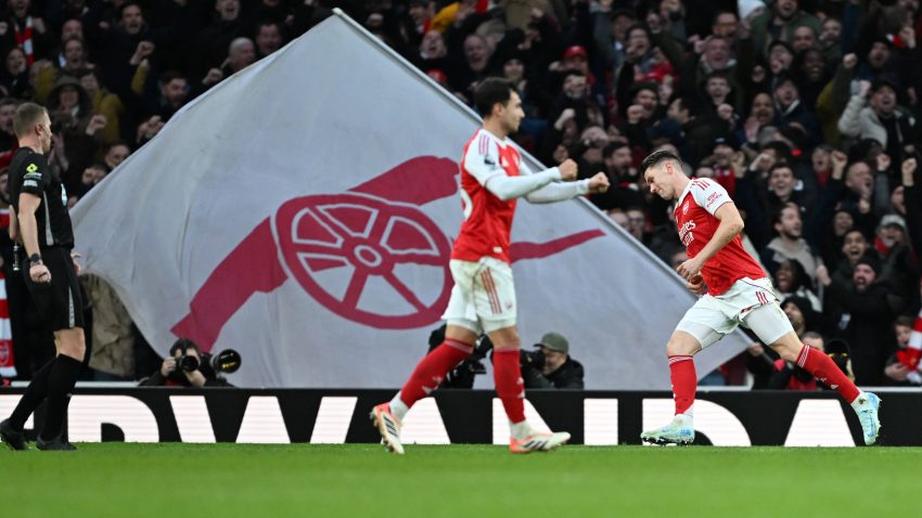 Arsenal beat Sunderland to go nine points clear
