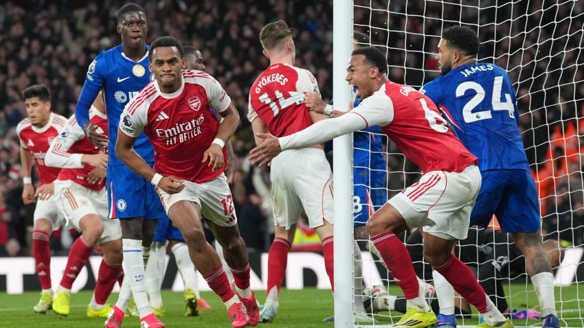 Arsenal beat Chelsea to stay five points clear