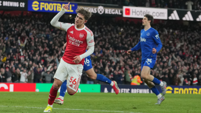 Arsenal extend unbeaten run against Everton with late goals